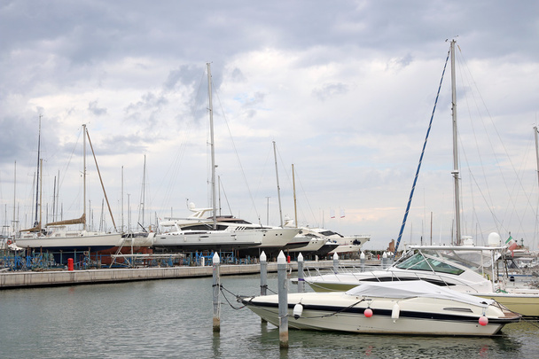 Barcos y veleros Puerto de Rimini Italia
 - Foto, imagen