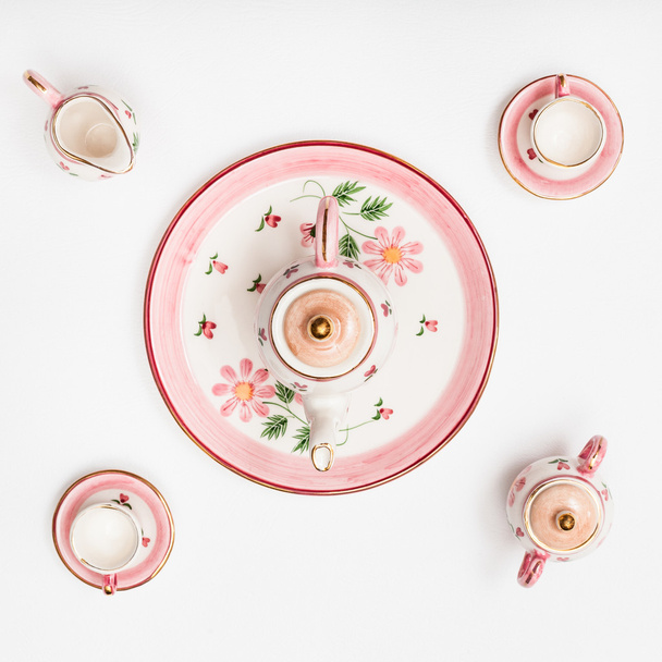 set da tè in porcellana rosa su sfondo di carta bianca
 - Foto, immagini
