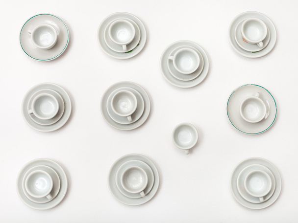 vista superior de muchas tazas blancas y platillos en blanco
 - Foto, Imagen