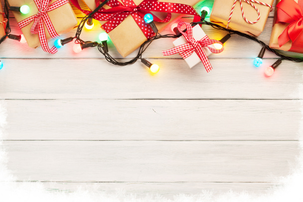 Scatole regalo di Natale e luci colorate
 - Foto, immagini