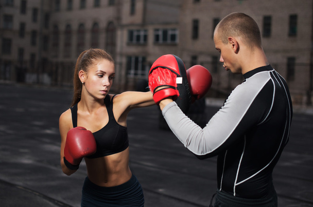 persoonlijke trainer coach mannen en vrouwen in boksen in het stadion - Foto, afbeelding