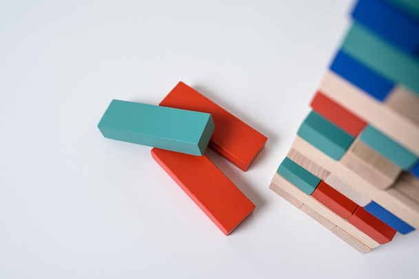 Coloridas piezas de madera juego
 - Foto, imagen
