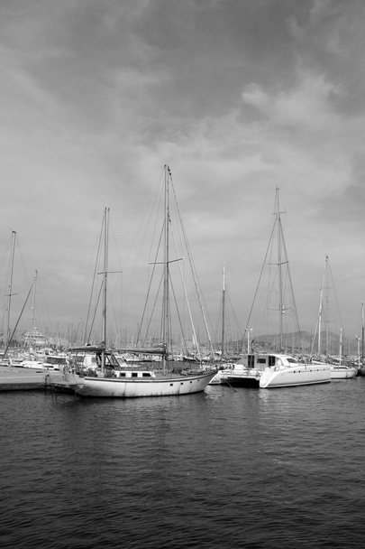 Yates y barcos en un puerto
 - Foto, imagen