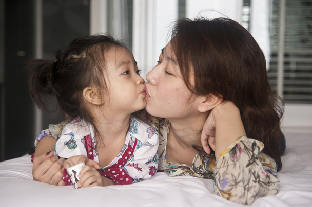 Madre baciare sua figlia
 - Foto, immagini