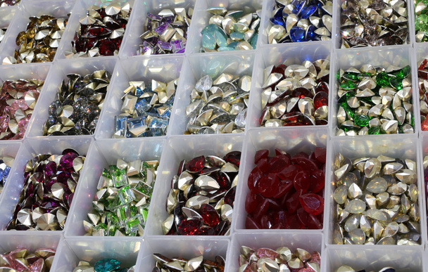 coffrets avec tiares et pierres à vendre en mercerie
 - Photo, image
