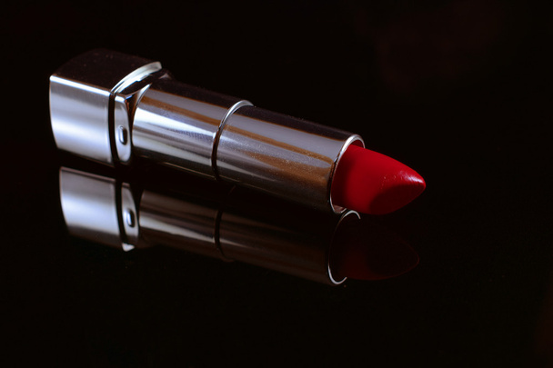 roter Lippenstift mit Spiegelung - Foto, Bild