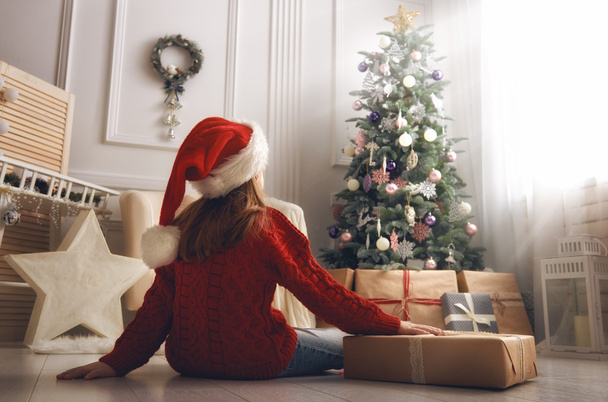 girl with Christmas present - Valokuva, kuva