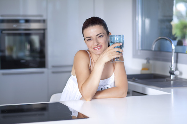 A gyönyörű nő, kezében egy üveg a konyha cou portréja - Fotó, kép