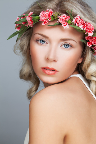 Retrato de mulher encantadora em uma coroa de verão
 - Foto, Imagem