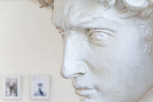 Античная скульптура бюста человека крупным планом
 - Фото, изображение