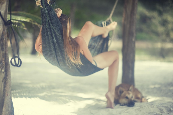 Dívka odpočívá v houpací síti - Fotografie, Obrázek