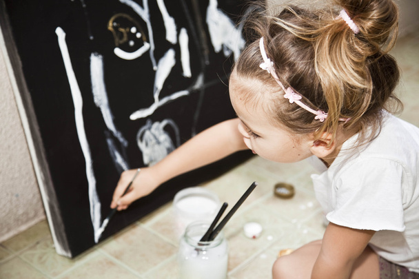 Little girl draws a picture of acrylic - Φωτογραφία, εικόνα
