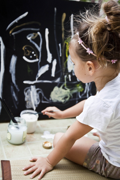 Little girl draws a picture of acrylic - Φωτογραφία, εικόνα