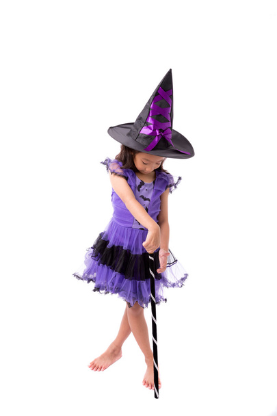 Beyaz arka plan üzerinde izole küçük cadı kız kostüm - Fotoğraf, Görsel