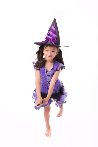 Petite fille sorcière costume isolé sur fond blanc
 - Photo, image