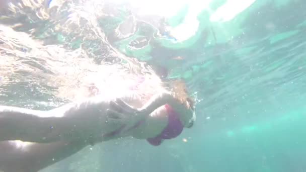 Kobieta w bikini pływanie pod wodą - Materiał filmowy, wideo