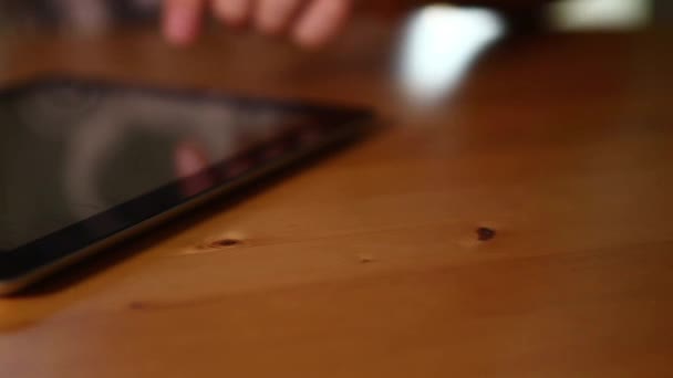 muž používající tablet - Záběry, video