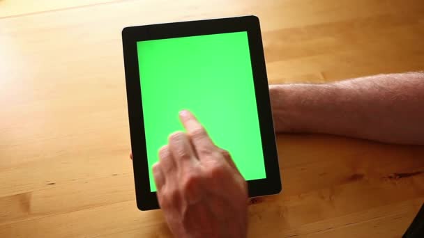 muž používající tablet - Záběry, video