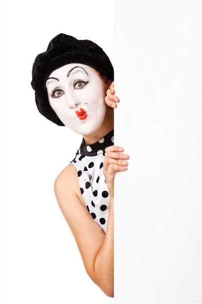 Милая пантомима держит пустой рекламный щит
 - Фото, изображение