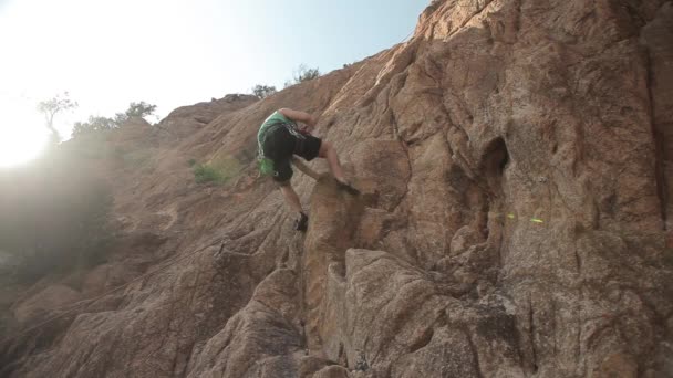 genç adam üzerinde kaya tırmanışı  - Video, Çekim