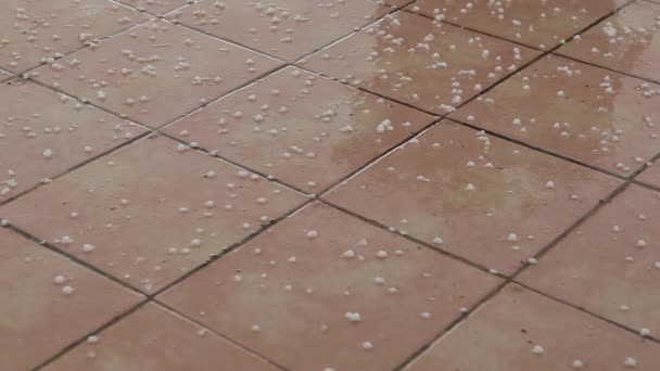 hagel en regen vallen op tegels - Video