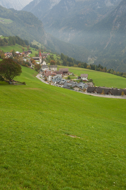 Ahrntal の Acereto 小さな町に向かって紅葉ビュー - 写真・画像