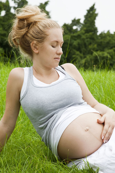 kobieta w ciąży na trawie - Zdjęcie, obraz