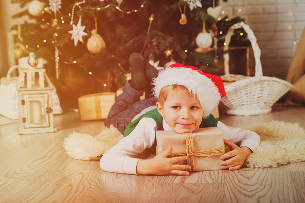 niño pequeño con regalos de Navidad
  - Foto, Imagen