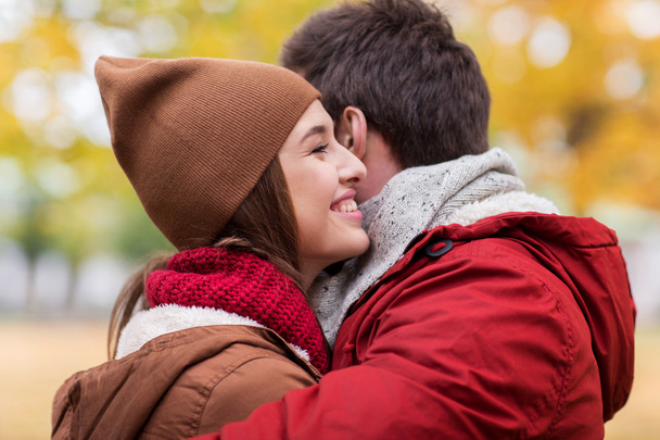 szczęśliwa para młodych, przytulanie w jesienny park - Zdjęcie, obraz