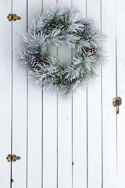 Snowy winter Christmas wreath on a barn door - Foto, Imagen
