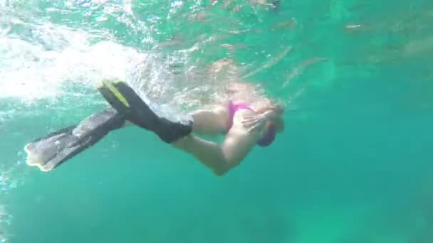 Kobieta w bikini pływanie pod wodą - Materiał filmowy, wideo