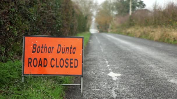 Road closed sign in Irish - Footage, Video