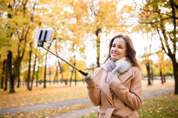 woman taking selfie by smartphone in autumn park - Fotografie, Obrázek