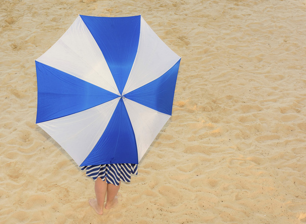 brunette woman with a beach umbrella - Foto, Bild