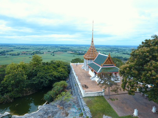 Tapınak Tayland,: Suphanburi yüksek bir dağın üzerinde yer almaktadır.  - Fotoğraf, Görsel
