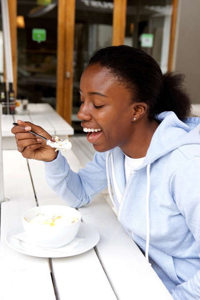 Szczęśliwa kobieta Afryki jeść deser - Zdjęcie, obraz