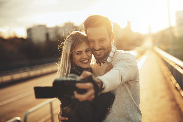 Tourist couple taking selfies - Zdjęcie, obraz