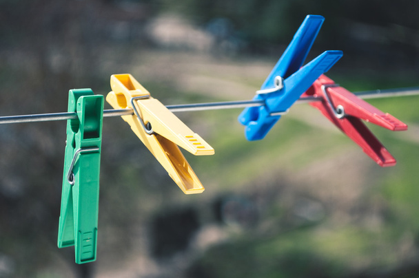 Multi-gekleurde plastic wasknijpers - Foto, afbeelding