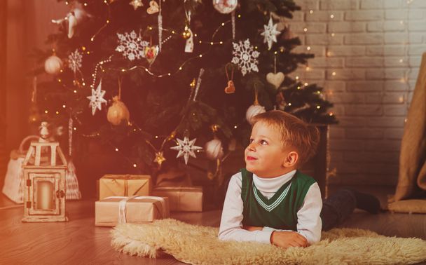 mały chłopiec z Boże Narodzenie prezenty  - Zdjęcie, obraz