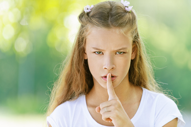 tizenéves lány emelte mutatóujját a száját - Fotó, kép
