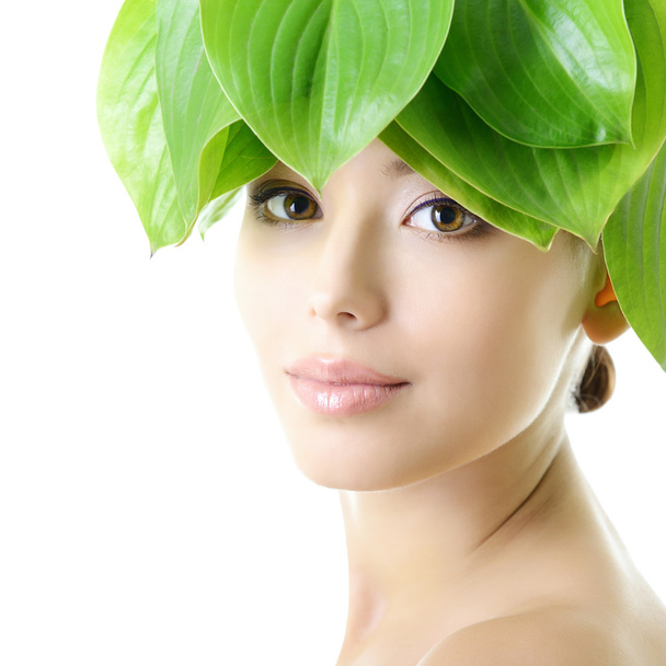 mujer con hojas verdes
 - Foto, Imagen