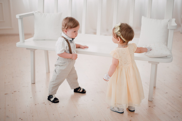 dos bebés boda - niño y niña vestidos de novia y novio
 - Foto, Imagen