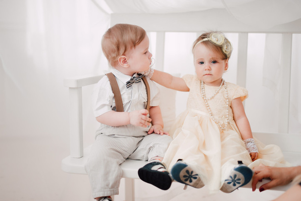 Hochzeit zweier Babys - Junge und Mädchen als Braut und Bräutigam verkleidet - Foto, Bild