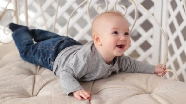 noworodek szczęśliwy uśmiechający się - Materiał filmowy, wideo