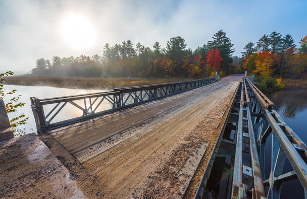 コリーの湖の上の単一の車線鋼と木材橋. - 写真・画像