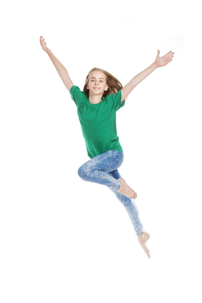 Chica joven con el pelo rubio saltando en el aire
  - Foto, Imagen