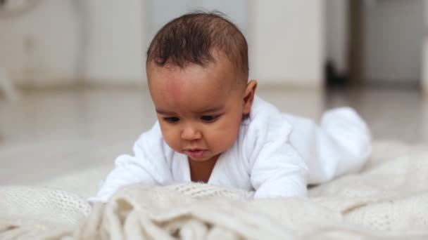 Lindo africano bebé mintiendo
 - Metraje, vídeo