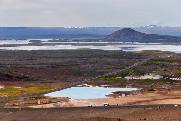 Hverir geotermikus terület az északi Izland közelében tó Myvatn, geotermikus tó, néz ki, mint a kék lagúna, forró iszap fazekak és nagy táj a geotermikus területen Hverir, nyári napon. - Fotó, kép