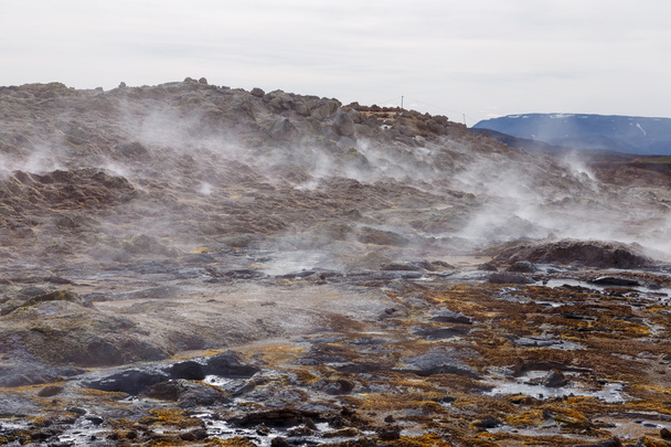 Hverir zona geotérmica en el norte de Islandia cerca del lago Myvatn, ollas de barro caliente y gran paisaje en el área geotérmica Hverir, día de verano
. - Foto, imagen