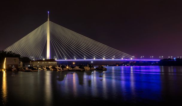 Ada brug in Belgrado, Servië bij nacht - Foto, afbeelding